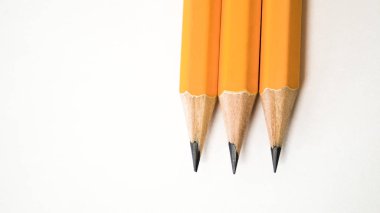 Sarı kalem beyaz arka planda izole edilmiştir..