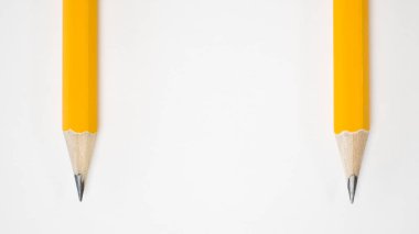 Kopyalama alanı ile beyaz arka plan üzerinde iki sarı kalem ikap