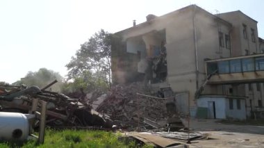 Harabe, eski sanayi binasının yıkılması. Bir yıkım alanındaki çöpler. Endüstriyel bir binadan bir sürü hurda metal