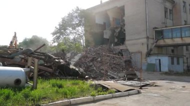 Harabe, eski sanayi binasının yıkılması. Bir yıkım alanındaki çöpler. Endüstriyel bir binadan bir sürü hurda metal