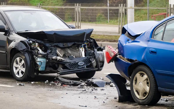 Zijaanzicht Voor Achterkant Van Blauwe Donkere Auto Beschadigd Ongeluk Gebroken — Stockfoto