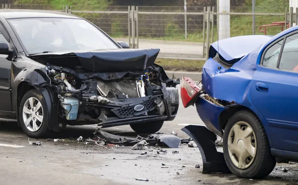 Вид Сбоку Передняя Задняя Часть Автомобилей Синего Темного Цвета Повреждены — стоковое фото