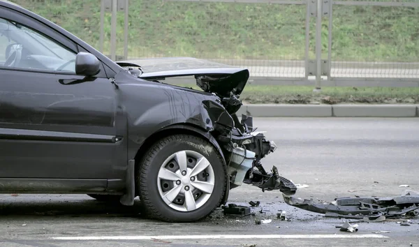 Vista Lateral Frente Cor Escura Carro Danificado Quebrado Por Acidente — Fotografia de Stock