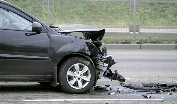 Vue Latérale Avant Voiture Couleur Sombre Endommagé Cassé Par Accident — Photo