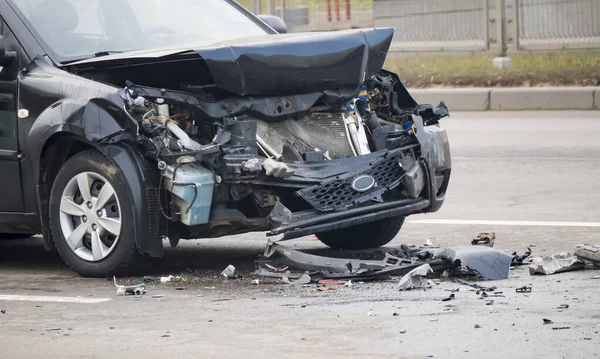 Voorzijde Van Donkere Kleur Auto Beschadigd Gebroken Ongeluk Weg — Stockfoto