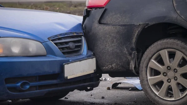 Zijaanzicht Voor Achterkant Van Blauwe Donkere Auto Beschadigd Ongeluk Gebroken — Stockfoto