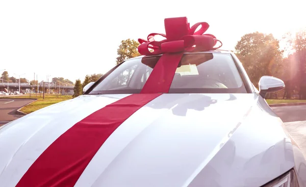 Presente Carro Novo Novo Carro Branco Com Fita Presente Vermelho — Fotografia de Stock