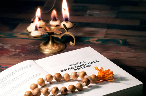Bhagavad Gita 'yı açtım ve ahşap bir masada yatıyordum..