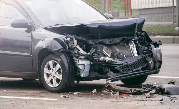Koyu Renkli Arabanın Önü Yolda Kaza Sonucu Hasar Görmüş Kırılmış — Stok fotoğraf