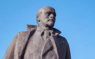 Vladimir Lenin 'in Belarus' taki eski harap anıtı.