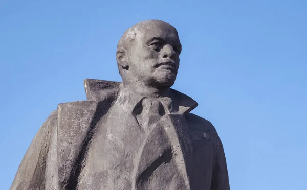 Vladimir Lenin 'in Belarus' taki eski harap anıtı.