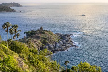 Güzel kayalıklarla önünde mavi okyanus manzaralı görünüm