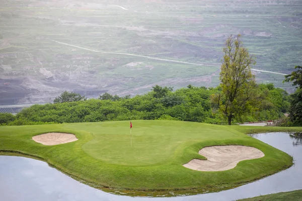 Golfbanan Med Grönt Gräs Och Röda Nålen Flagga — Stockfoto