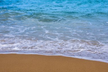 Okyanus dalgaları kum plajındaki görünümü Kapat