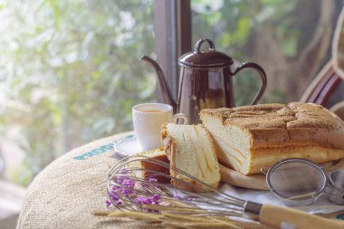 Çaydanlık bardak çay, ev yapımı bisküvi, çırpma teli, kılavuz ve çul arka plan üzerinde kepçe ile