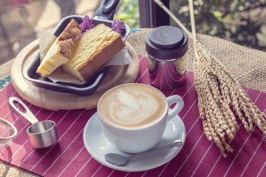 Bisküvi kahve tablo dilimleri