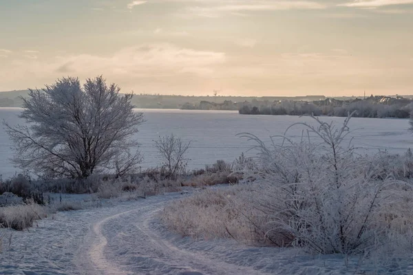 Paisaje invernal con río congelado y bosque en la helada — Foto de Stock