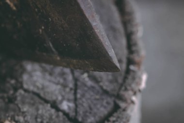 Kesme yakacak odun için eski balta eski ağaç kütüğü yapışır. Keskin bir balta yuvarlak eski ahşap kütük içinde sıkışıp kaldım. Makro, portre