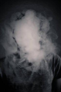 Vape duman bulutu içinde tanınmayan adam. Tütün çıkmak için adam duman e-sigara. Buharı ve alternatif nikotin ücretsiz sigara kavramı kopya alanı