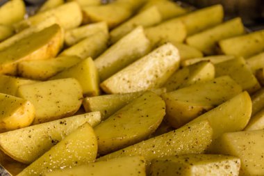 Ev yapımı yemek önce ham kesilmiş patates ülke zaten pişirmek patates kızartması. Seçici odak