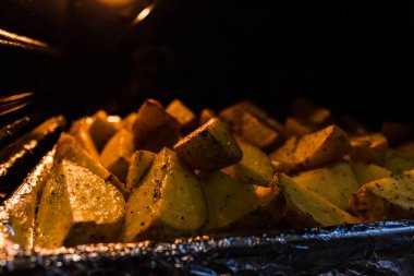 baharat ve tereyağı ile bir mutfak tepsi fırında fırında patates