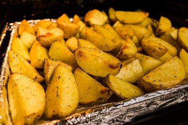 baharat ve tereyağı ile bir mutfak tepsi fırında fırında patates