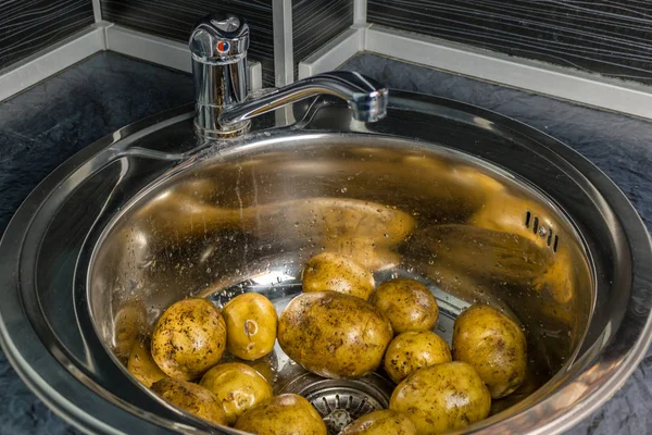 Помийте Сиру Картоплю Раковині Символізує Сільську Домашню Кухню Сад Здоровий — стокове фото