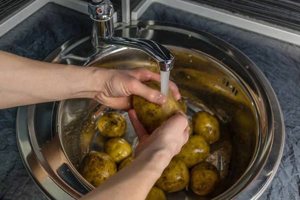 Lave Verduras Abaixo Água Corrente Mãos Homem Lavando Batatas Cruas — Fotografia de Stock