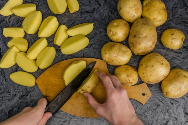 Muitas Batatas Mesa Uma Tábua Corte Batatas Cortadas Numa Tábua — Fotografia de Stock