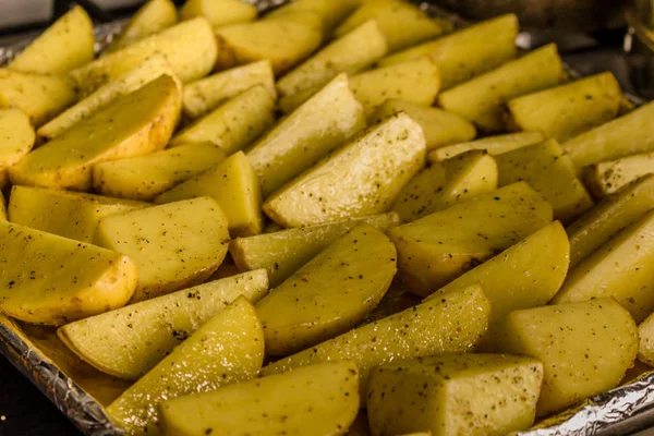 Nyers Vágott Krumpli Főzés Előtt Házi Készítésű Ország Hasábburgonyával Már — Stock Fotó