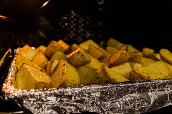 Batatas Assadas Forno Uma Bandeja Cozinha Com Especiarias Manteiga — Fotografia de Stock