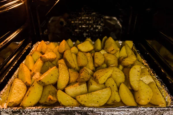 Sült Burgonya Sütőbe Fűszerek Vaj Konyha Tálca — Stock Fotó