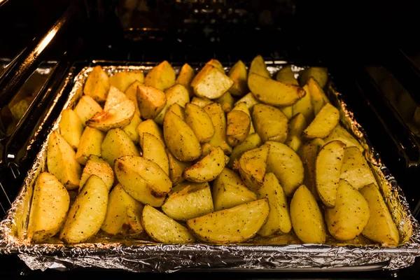 Sült Burgonya Sütőbe Fűszerek Vaj Konyha Tálca — Stock Fotó