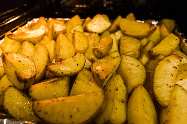 Sült Burgonya Sütőbe Fűszerek Vaj Konyha Tálca — Stock Fotó