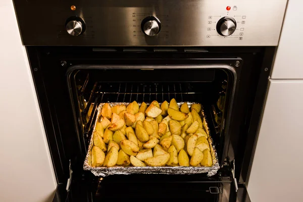Batatas Assadas Forno Uma Bandeja Cozinha Com Especiarias Manteiga — Fotografia de Stock