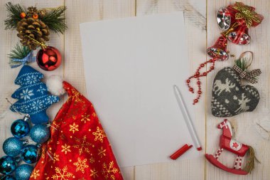 Noel Baba, Noel oyuncaklar, kalem ahşap beyaz zemin üzerine mektup