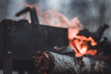Su ısıtıcısı çay veya kahve için ısıtmalı yangın yakın duruyor. Zam, şenlik ateşi, yangın
