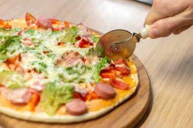Şef baker mutfak, yumuşak seçici odak Pizza'da beyaz üniforma kesim içinde closeup el.