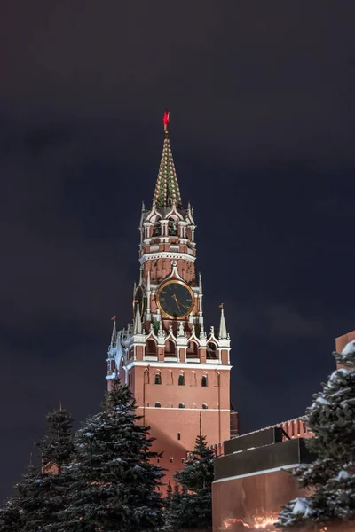Torre Spasskaya en la Plaza Roja, Moscú, Rusia con el cielo azul oscuro por encima — Foto de Stock
