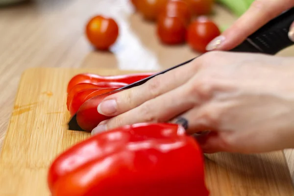 Женщина руки режет овощи на кухне — стоковое фото