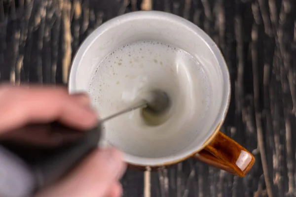 Vista superior de la leche de vidrio. Vaso de Leche de Arriba fondo negro. Leche espumosa con mini-licuadora . —  Fotos de Stock