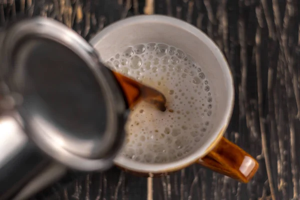 Imagen de primer plano de manos masculinas vertiendo café y leche artista y concepto de preparación, café de la mañana . —  Fotos de Stock