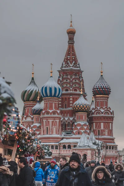 Catedral de San Basilio en la Plaza Roja en invierno, Moscú, Rusia . — Foto de Stock