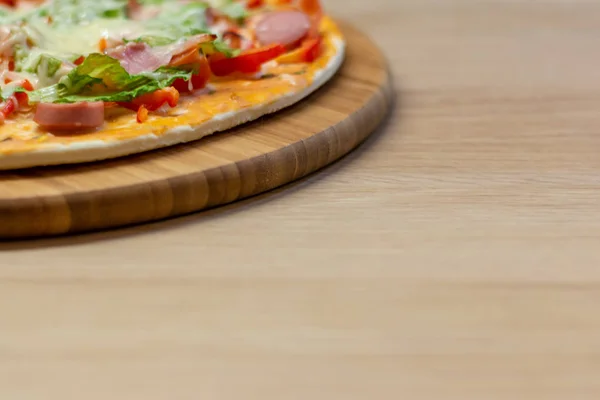 Vista Lateral Pizza Caseira Com Espaço Cópia Fundo Brilhante Com — Fotografia de Stock