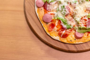 Lezzetli İtalyan pizza servis ahşap masa, tatlı, üstten görünüm