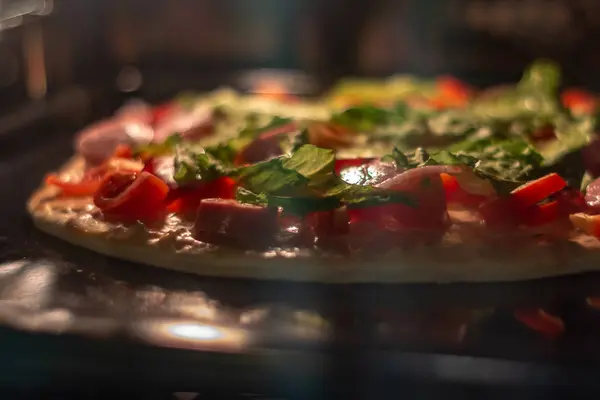 Cozinhar Pizza Forno Quente Foco Suave — Fotografia de Stock