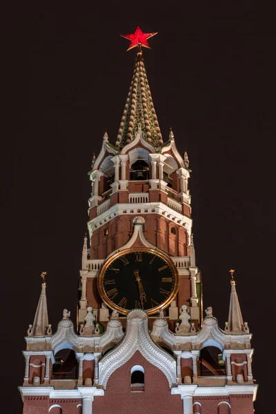 Torre Spasskaya en la Plaza Roja, Moscú, Rusia con el cielo azul oscuro por encima —  Fotos de Stock