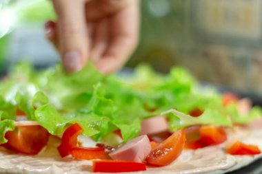 Taze sebze ile ev yapımı pizza pişirme, gıda maddeleri için pizza tablo üzerinde kapatın