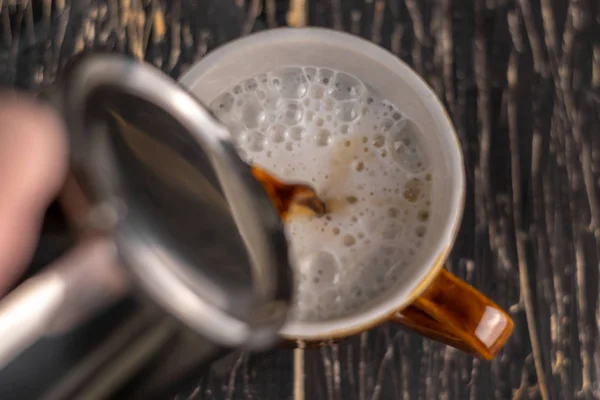 Imagen de primer plano de manos masculinas vertiendo café y leche artista y concepto de preparación, café de la mañana . —  Fotos de Stock