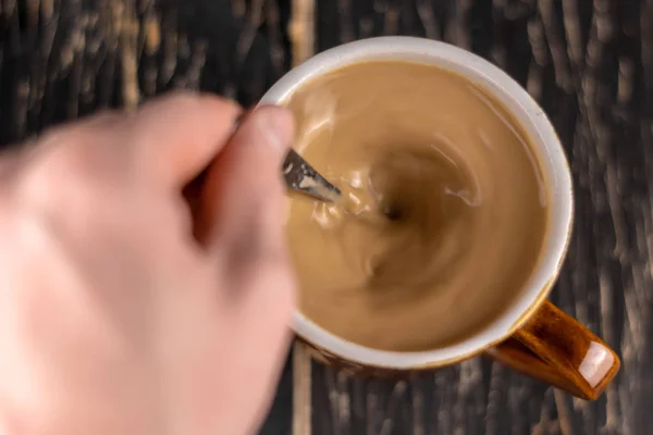 Vista superior de la taza blanca de café aislado sobre fondo marrón —  Fotos de Stock